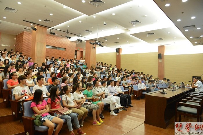 海軍趙登平少將來南京藝術學院作“海洋權益和海軍裝備發展”報告