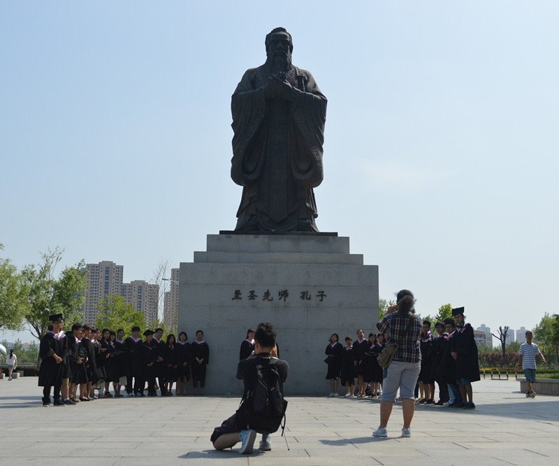 【畢業(yè)季】文經(jīng)畢業(yè)生校園拍照忙 留住大學(xué)最后的精彩瞬間