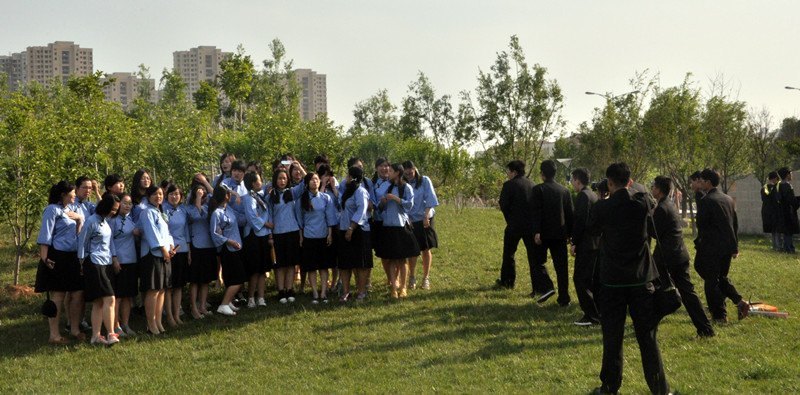 【畢業(yè)季】文經(jīng)畢業(yè)生校園拍照忙 留住大學(xué)最后的精彩瞬間