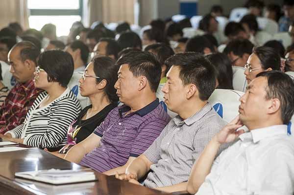 中國(guó)藏學(xué)研究中心原黨組書(shū)記朱曉明研究員來(lái)校講學(xué)