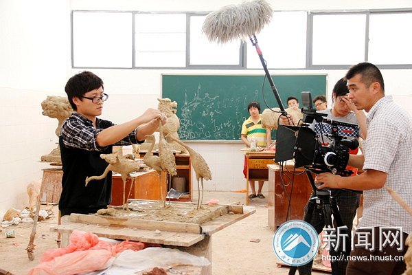 央視新聞記者來湖南科技大學采訪“眼癌”學生賴慶林