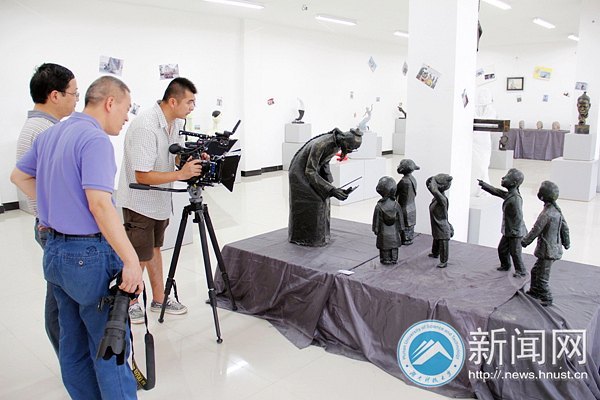 央視新聞記者來湖南科技大學采訪“眼癌”學生賴慶林