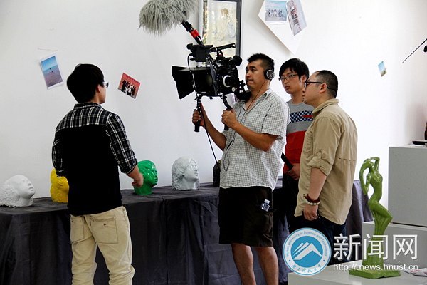 央視新聞記者來湖南科技大學采訪“眼癌”學生賴慶林