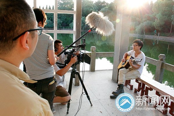 央視新聞記者來湖南科技大學采訪“眼癌”學生賴慶林