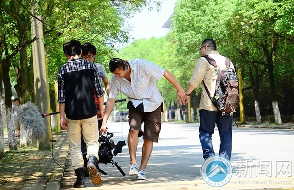 央視新聞記者來湖南科技大學采訪“眼癌”學生賴慶林