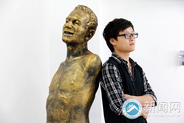 央視新聞記者來湖南科技大學采訪“眼癌”學生賴慶林