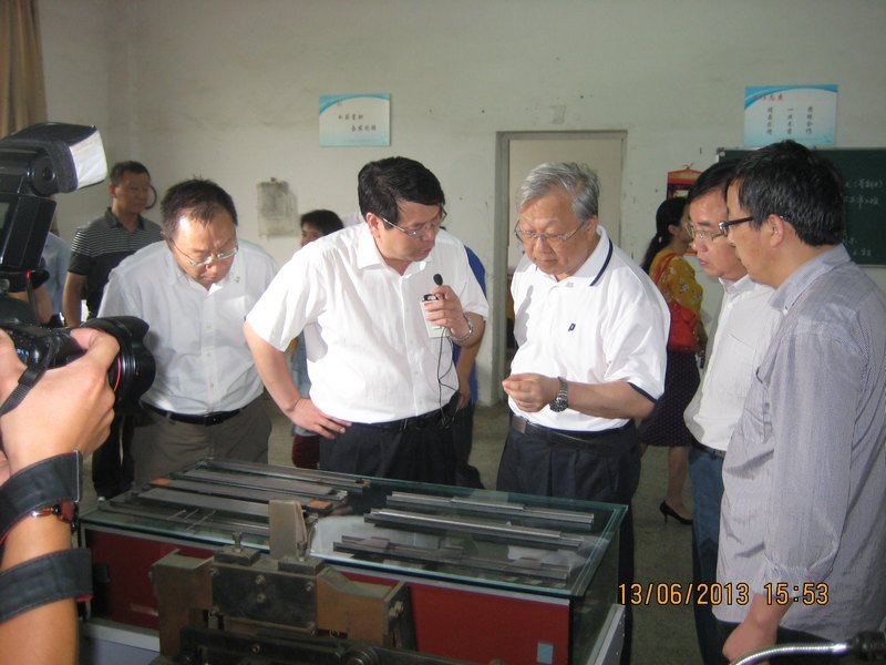 十一屆全國人大副委員長路甬祥視察東華大學織針項目中試基地