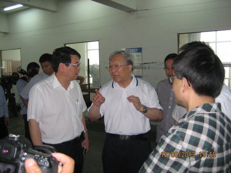 十一屆全國人大副委員長路甬祥視察東華大學織針項目中試基地