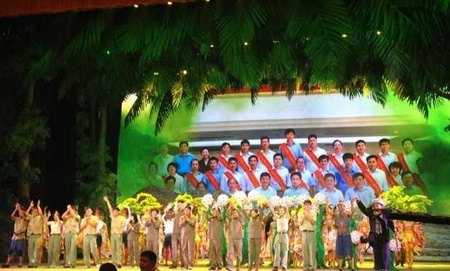 百名學生代表觀看鸚哥嶺歌舞劇《執著》