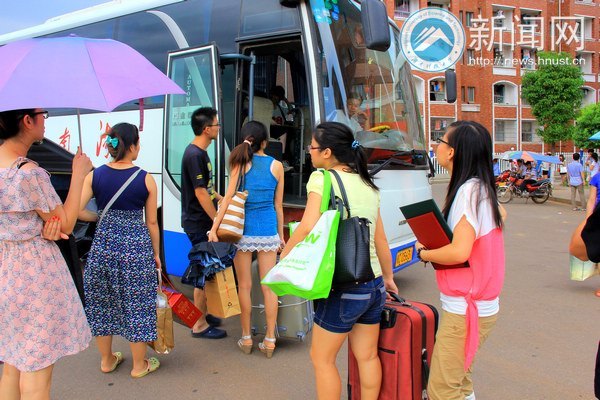 歡送畢業(yè)生 濃濃離別情