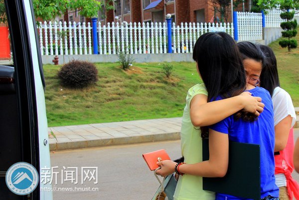 歡送畢業(yè)生 濃濃離別情