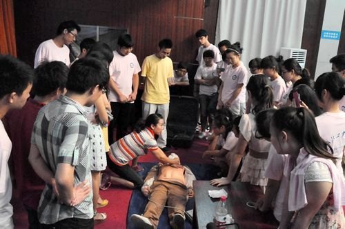 離退休處派員為暑期社會實踐同學進行救護培訓