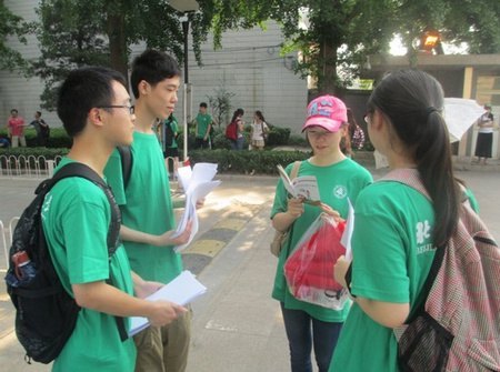 學生暑期實踐團開展汽車尾氣調查