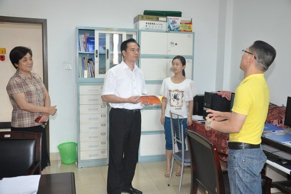 曾祥輝書記看望招生工作人員