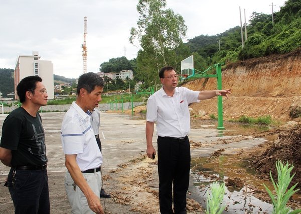 校領導察看暑期在建工程