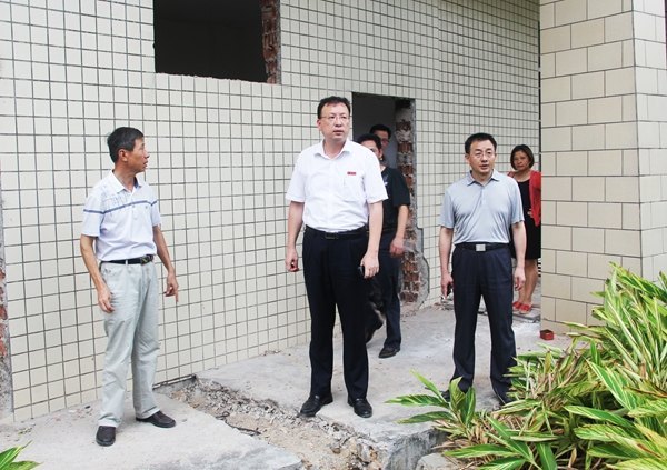 校領導察看暑期在建工程