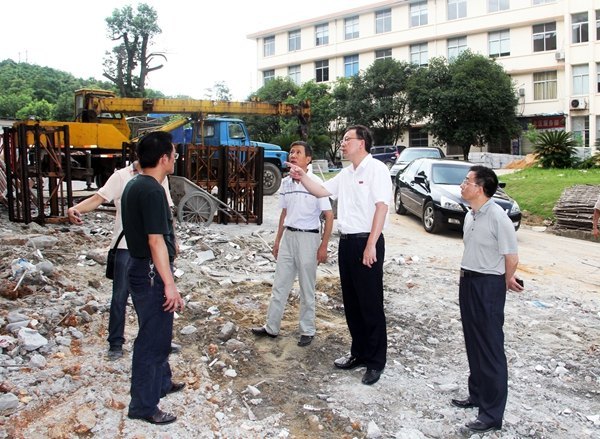 校領導察看暑期在建工程