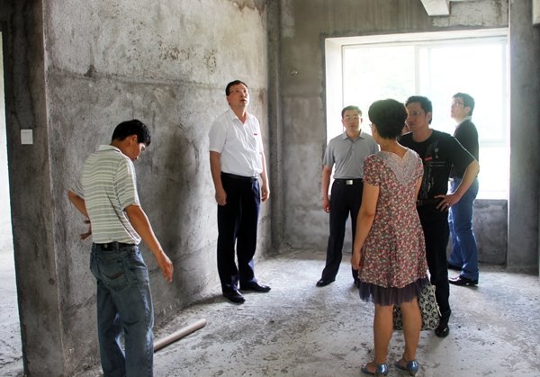 校領導察看暑期在建工程