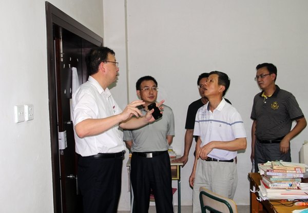 校領導察看暑期在建工程