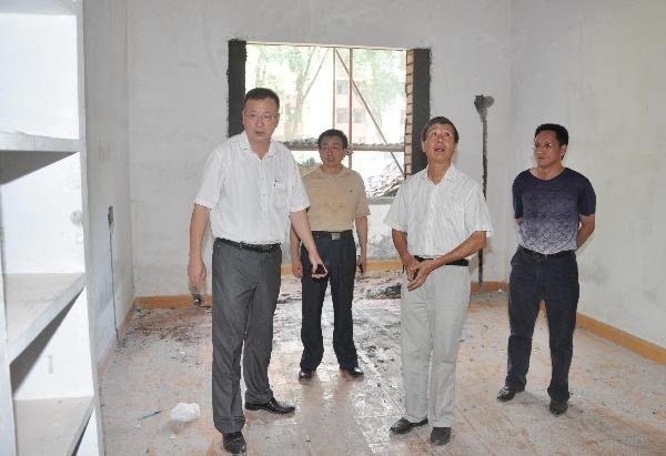 校領(lǐng)導(dǎo)檢查暑期基建和修繕工程