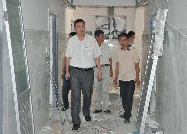 校領(lǐng)導(dǎo)檢查暑期基建和修繕工程