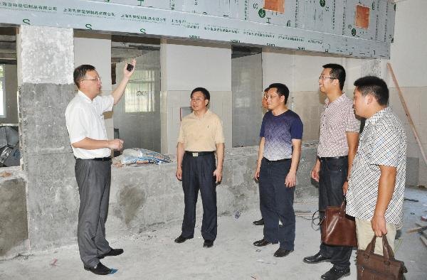 校領(lǐng)導(dǎo)檢查暑期基建和修繕工程