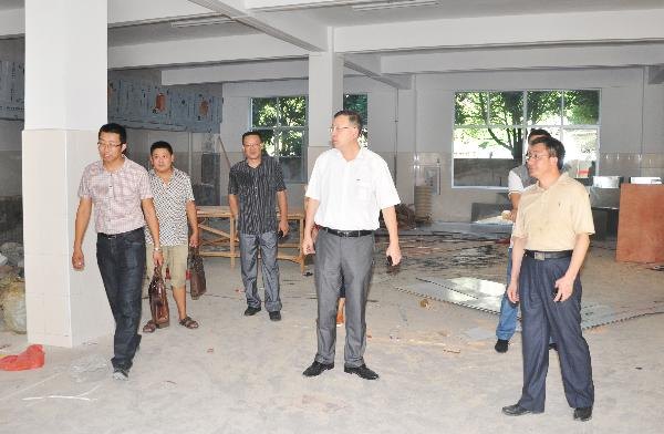 校領(lǐng)導(dǎo)檢查暑期基建和修繕工程
