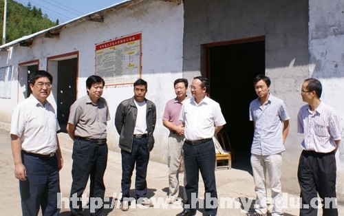 戴小明一行到黃鶴村檢查新農村建設工作