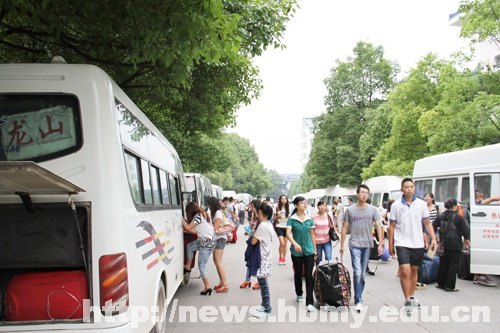 2009級(jí)師范實(shí)習(xí)生啟程奔赴實(shí)習(xí)工作崗位