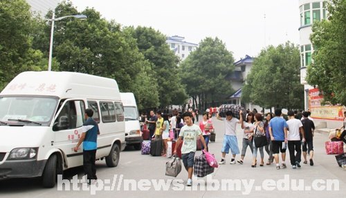 2009級(jí)師范實(shí)習(xí)生啟程奔赴實(shí)習(xí)工作崗位