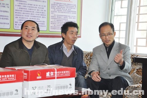 信息工程學院黨員干部赴黃鶴村學習體驗社會主義新農村建設