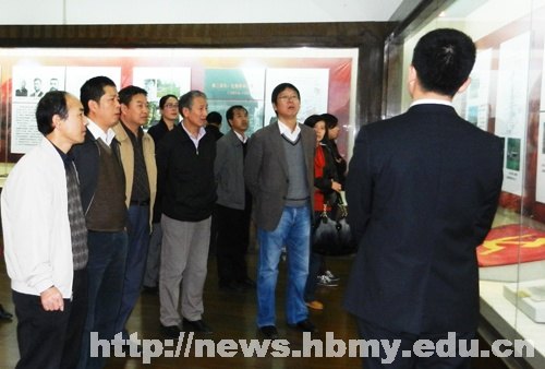 機(jī)關(guān)第二黨支部組織干部職工參觀恩施州黨史展覽