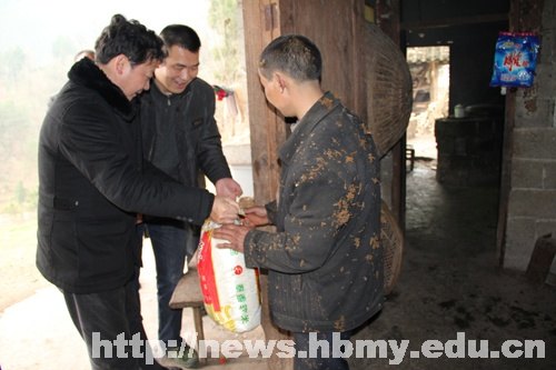 “三萬”活動工作組訪貧問寒活動掠影