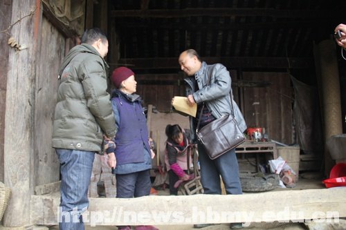 “三萬”活動工作組訪貧問寒活動掠影