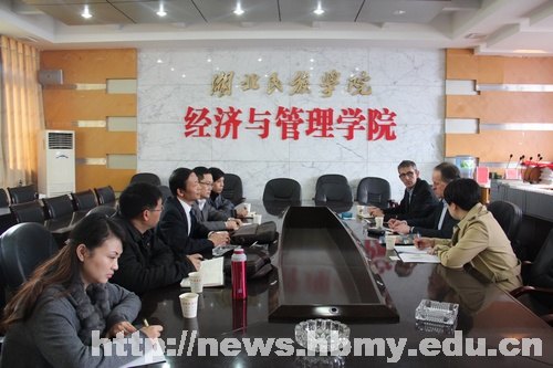 英國德比大學(xué)霍頓教授一行來湖北民族學(xué)院訪問