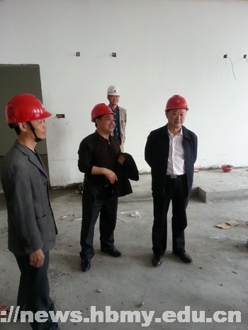 學校領導視察綜合教學大樓工地