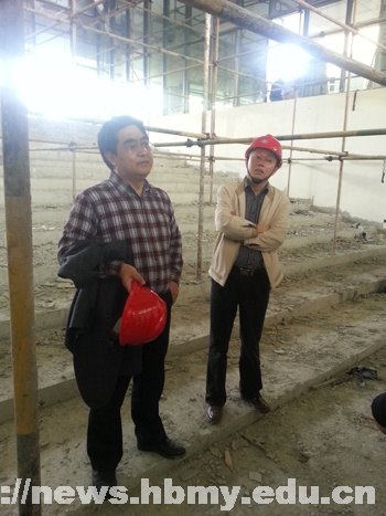 學校領導視察綜合教學大樓工地