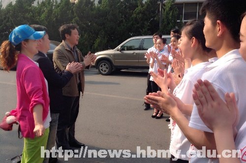 吳建清慰問湖北民族學院“五月的鮮花”參演人員