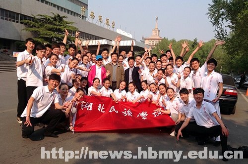 吳建清慰問湖北民族學院“五月的鮮花”參演人員