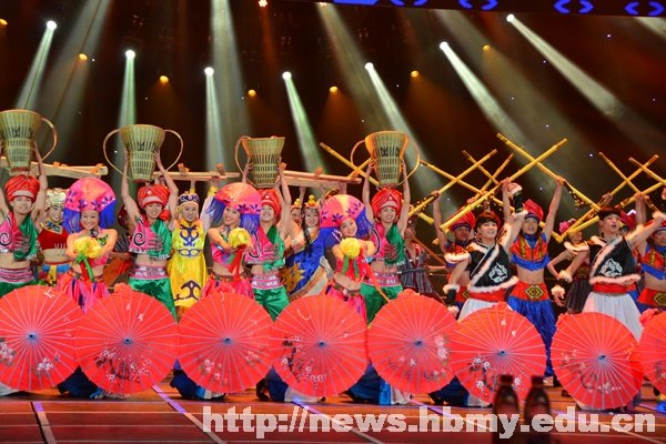 湖北民族學院學生三登“五月的鮮花” 傳統體育演繹青春中國夢