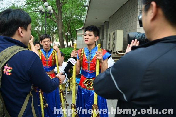 湖北民族學院學生三登“五月的鮮花” 傳統體育演繹青春中國夢