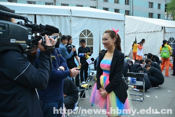 湖北民族學院學生三登“五月的鮮花” 傳統體育演繹青春中國夢