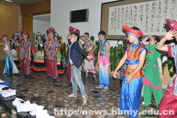 湖北民族學院學生三登“五月的鮮花” 傳統體育演繹青春中國夢