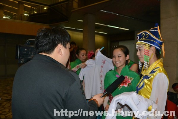 湖北民族學院學生三登“五月的鮮花” 傳統體育演繹青春中國夢