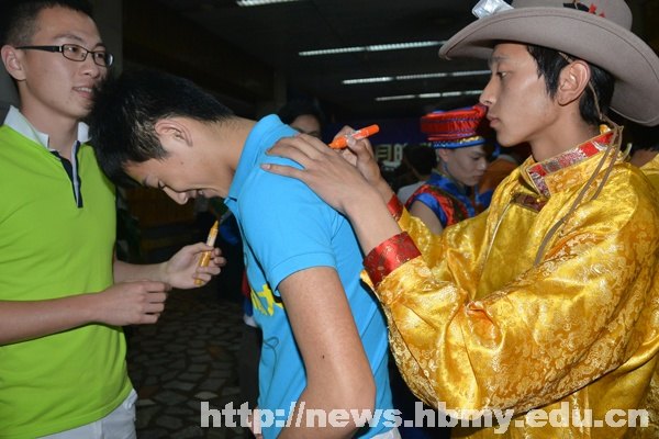 湖北民族學院學生三登“五月的鮮花” 傳統體育演繹青春中國夢