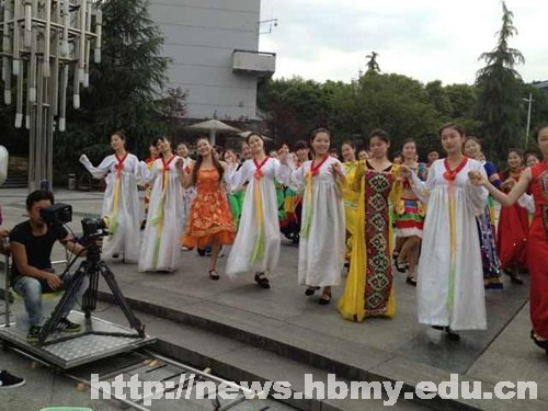 音樂電視《恩施等你來》來湖北民族學院拍攝