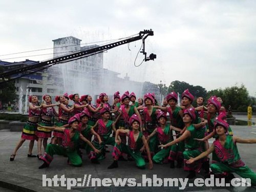 音樂電視《恩施等你來》來湖北民族學院拍攝