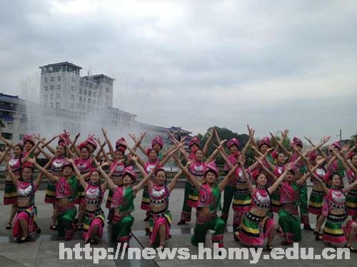 音樂電視《恩施等你來》來湖北民族學院拍攝