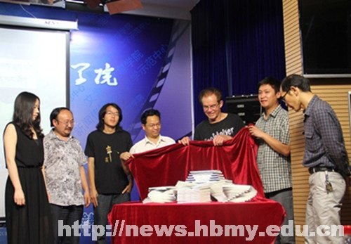 文傳院藏族學(xué)生澤仁朗杰發(fā)布新書《岡仁波齊》