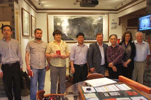 侯以方老師藏畫展迎烏克蘭友人 獲高度評價